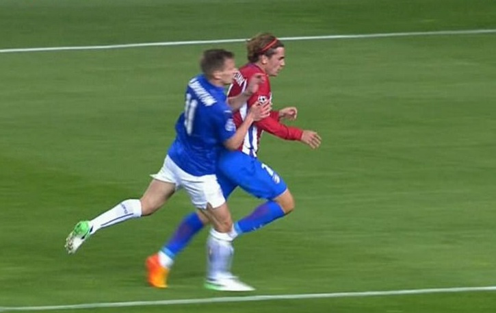 Pha bóng dẫn đến quả 11m tranh cãi khiến Leicester City thua trận