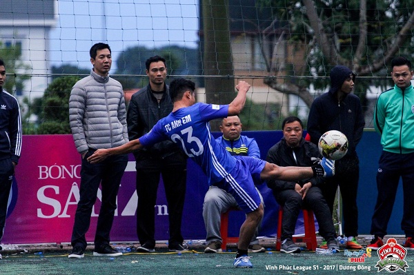 Chủ tịch Vũ Cường Hùng (áo khoác xám) đặt nhiều tâm huyết vào việc xây dựng FC AE Gia Hưng