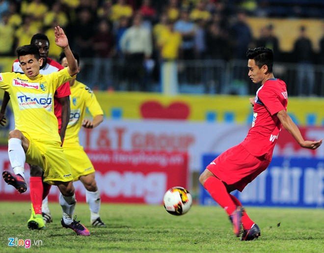 Minh Tuấn hài lòng với danh hiệu Quả bóng đồng 2016. Ảnh: Zing.vn Minh Tuấn hài lòng với danh hiệu Quả bóng đồng 2016. Ảnh: Zing.vn