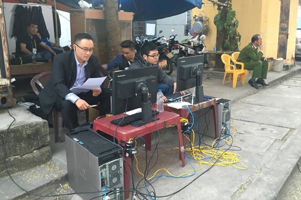 Bình luận viên ngồi quán trà đá để làm việc ở trận Hài Phòng 0-1 Sài Gòn