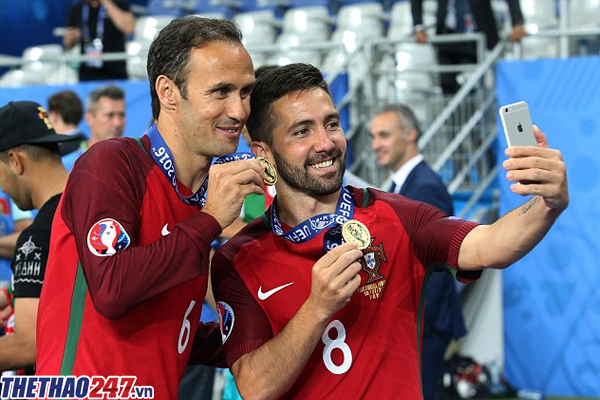 Ricardo Carvalho (trái) sang Trung Quốc thi đấu