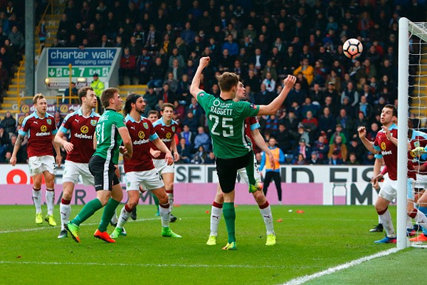 Cận cảnh pha đánh đầu lập công của Sean Raggett Cận cảnh pha đánh đầu lập công của Sean Raggett