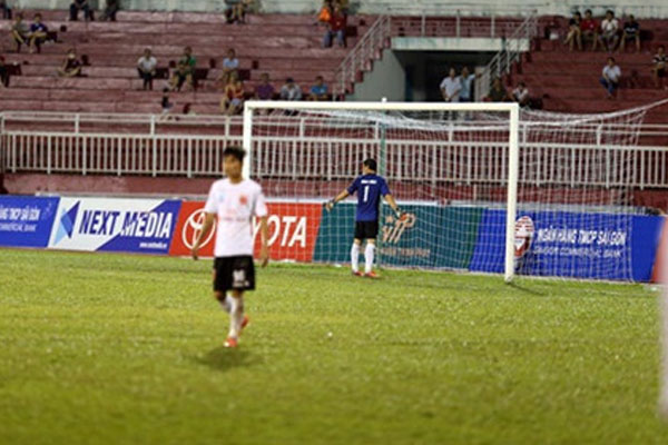 Thủ môn CLB Long An quay lưng không bắt cú sút penalty của đối phương