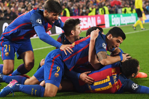 Cầu thủ Barca ăn mừng bàn thắng vào lưới PSG