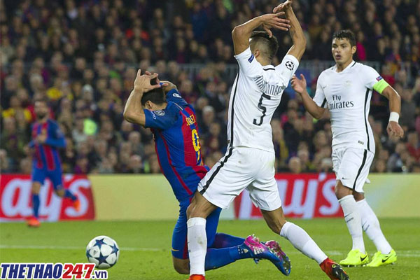 Trọng tài Deniz Aytekin gây nhiều tranh cãi ở trận Barca 6-1 PSG