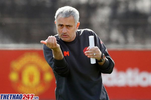 HLV Mourinho vui mừng sau trận thắng của Man Utd