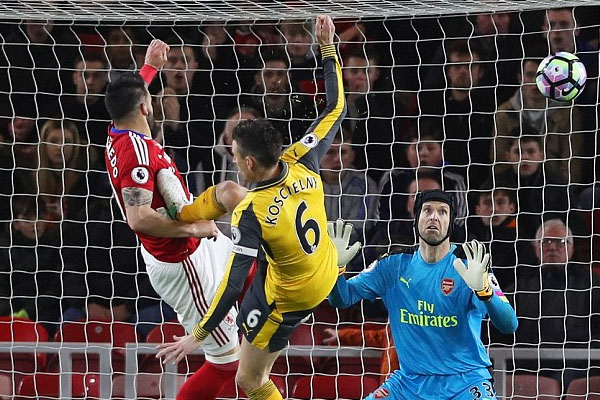 Arsenal có 3 điểm trước Middlesbrough