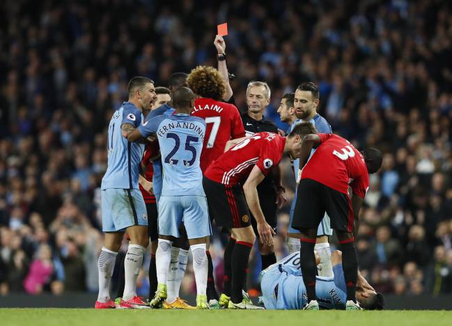 Trọng tài Atkinson mới đuổi Fellaini ở trận derby Manchester