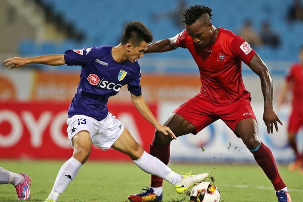 Văn Kiên (trái) được gọi bổ sung lên tuyển U22 Việt Nam