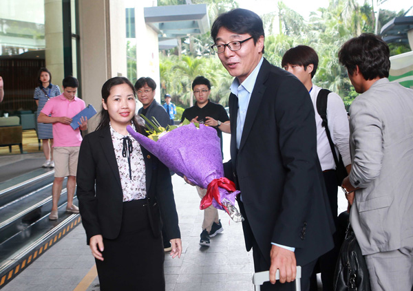 HLV trưởng Hwang Sun Hong.