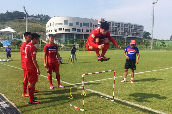 U22 Việt Nam vất vả hành quân tới Malaysia dự SEA Games 29