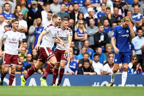 Chelsea thất bại trước Burnley ngày ra quân