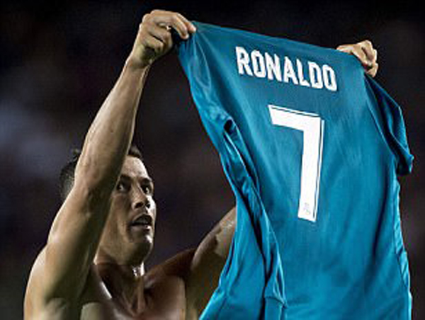 Cởi áo ăn mừng theo kiểu Messi để trêu tức, CR7 phải nhận thẻ vàng