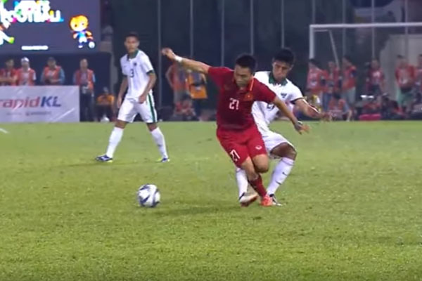 Tuấn Tài bị phạm lỗi lộ liễu từ phía sau