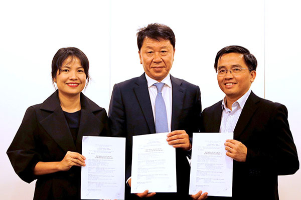 HLV Chung Hae-seong trong buổi ký kết với HAGL