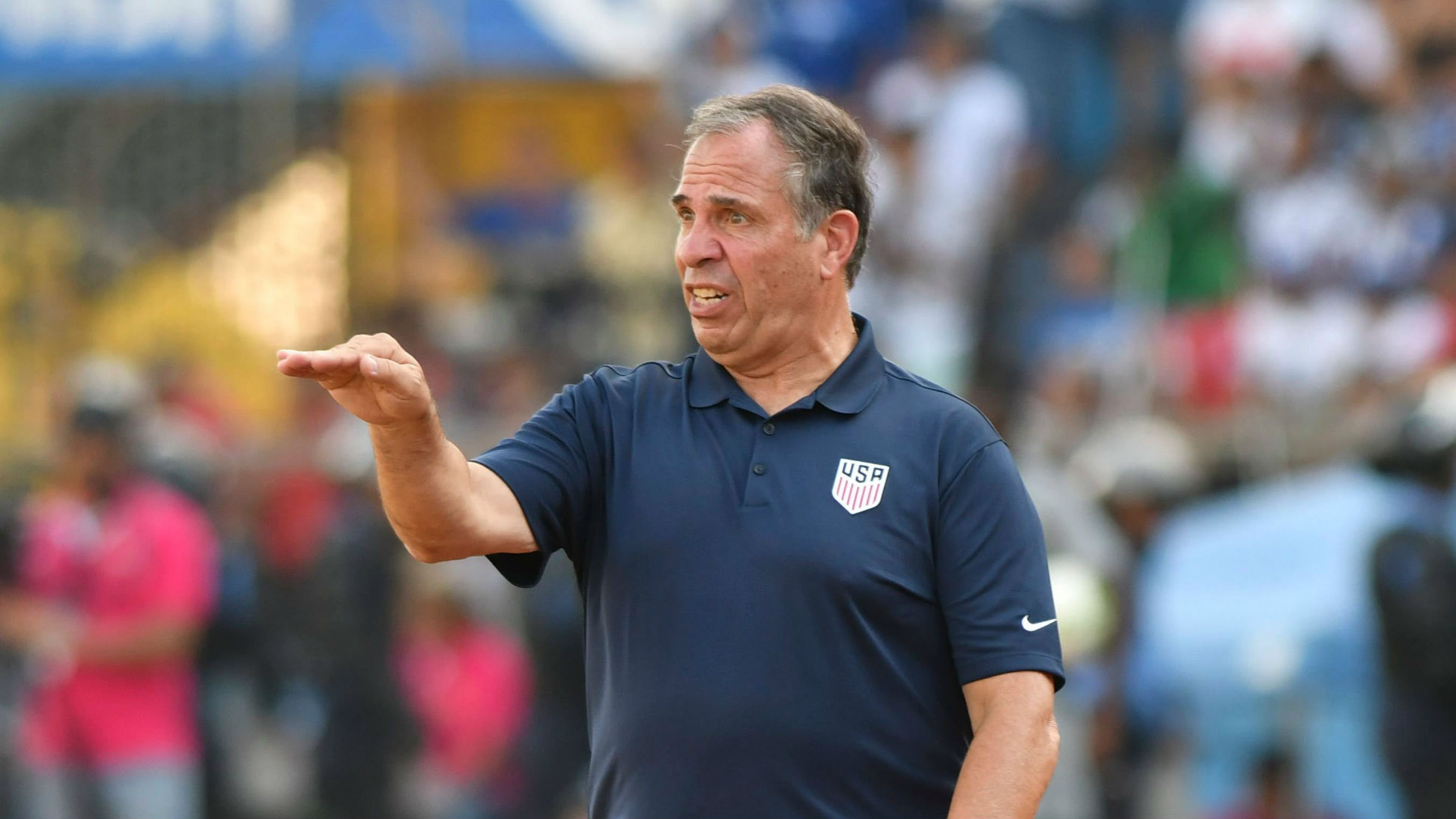 HLV Bruce Arena chia tay ghế nóng tuyển Mỹ