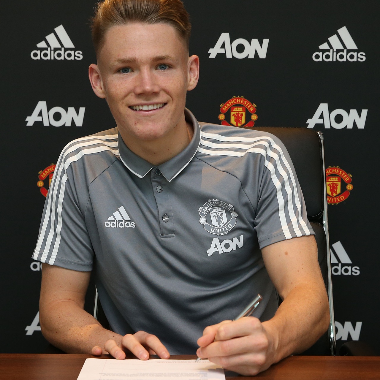Man Utd giữ chân thành công Scott McTominay
