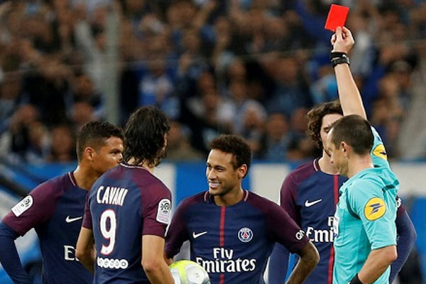 Neymar nhận án phạt nguội sau pha 'thiết đầu công'