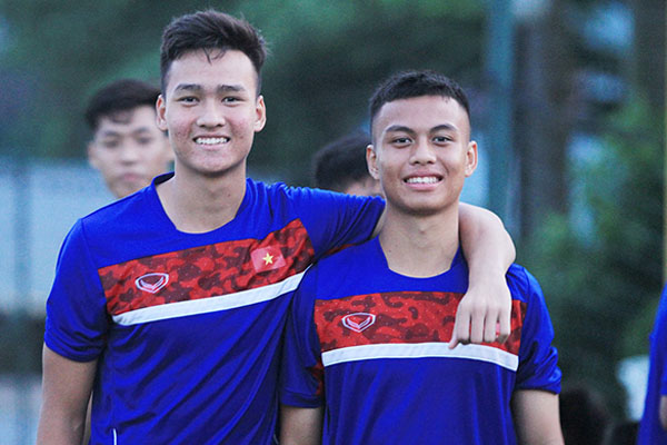 Việt Anh (trái) chia tay U19 Việt Nam