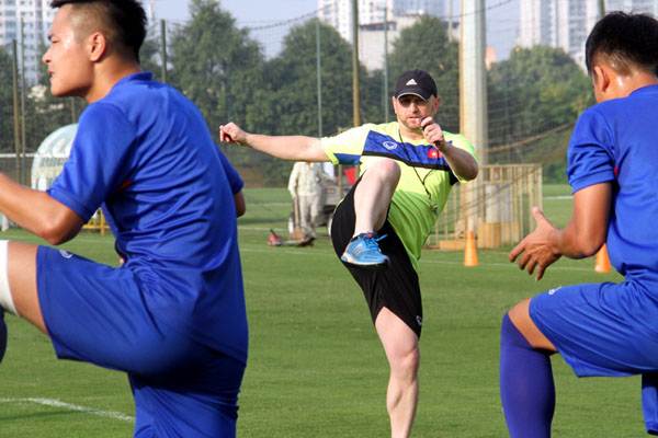 Trợ lý mới Dominique (mũ đen) của U19 Việt Nam