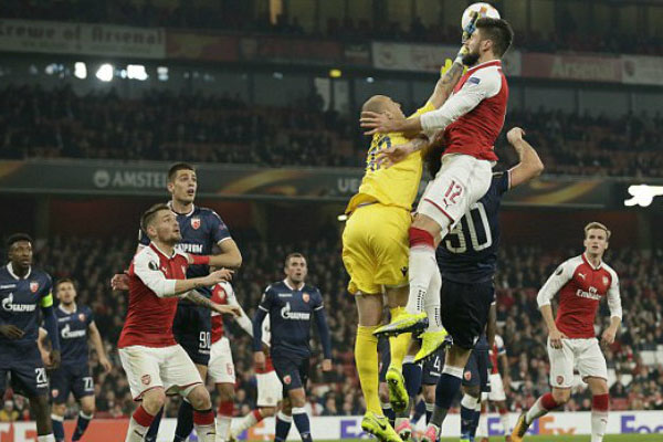 Arsenal may mắn giành vé sớm đi tiếp