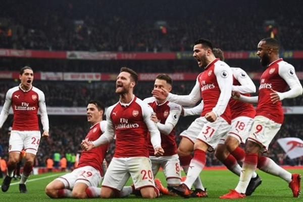 Arsenal hướng tới chiến thắng trước Huddersfield
