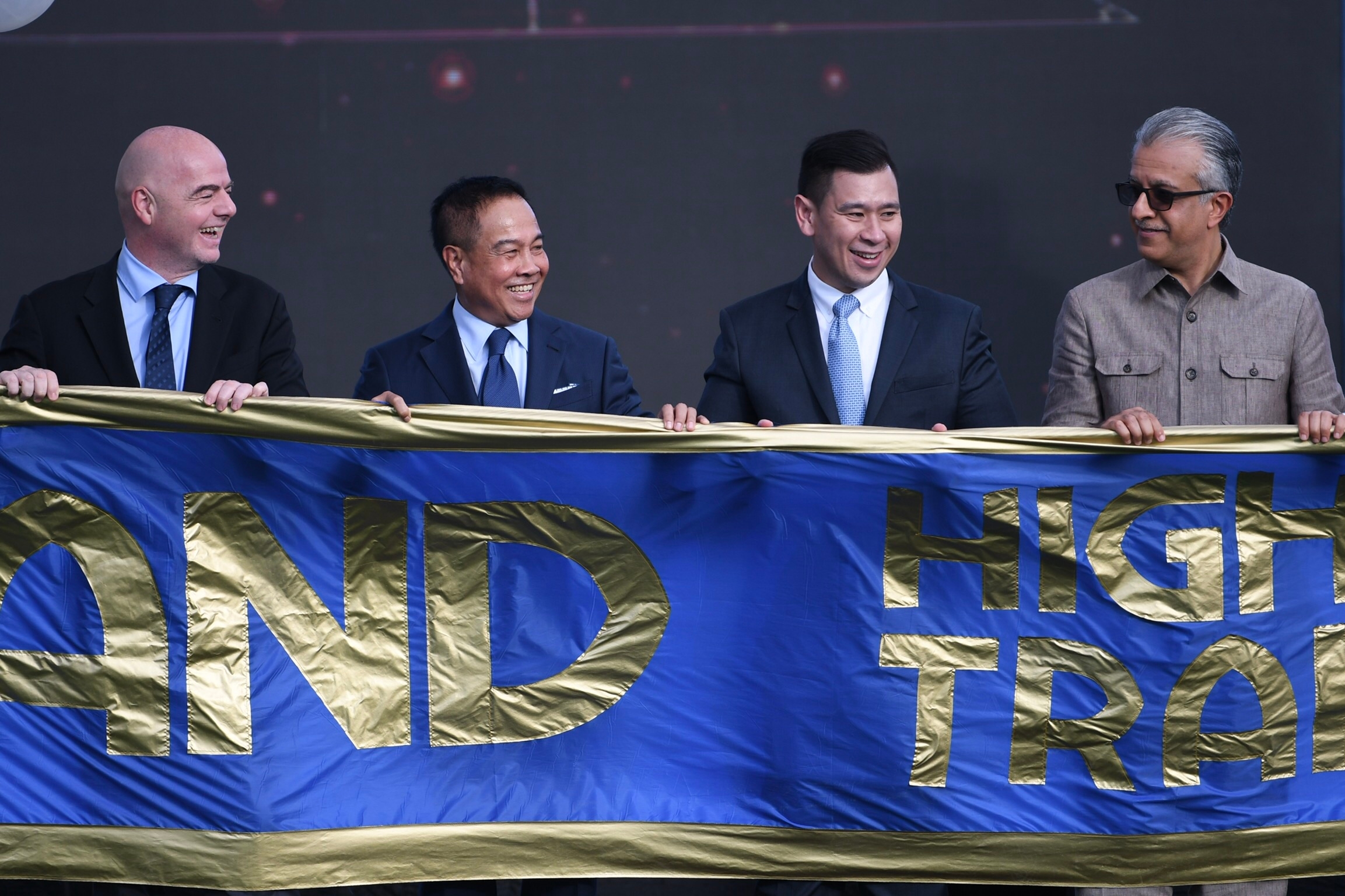 Chủ tịch FIFA Gianni Infantino (trái) và Chủ tịch AFC Al Bin Khalifa (phải) trong lê cắt băng khánh thành Trung tâm