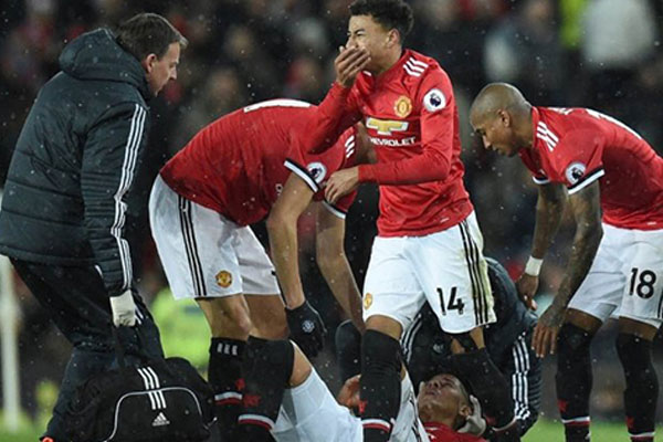 Lingard bị choáng trước chấn thương của đồng đội