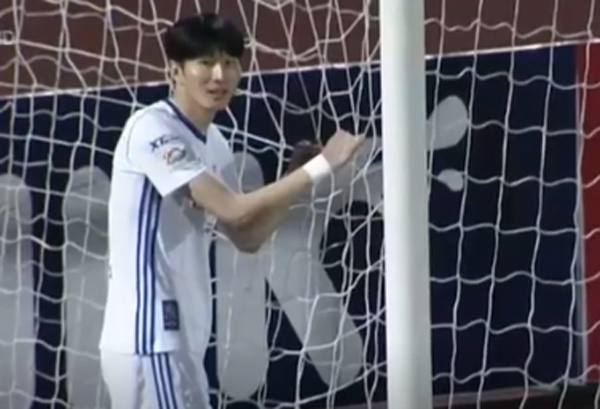 Khuôn mặt thất thần của Kang Min-soo khi để Đức Chinh ghi bàn