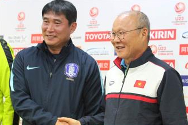 HLV Kim Bong-gil (trái) đã có những tác động tâm lý giúp U23 Hàn Quốc lội ngược dòng