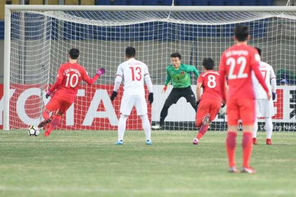 Tình huống thủ môn Tiến Dũng bắt panenka thành công