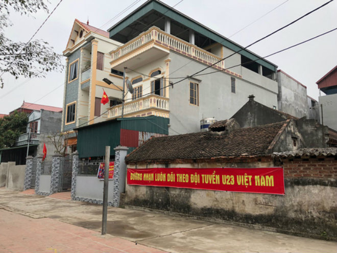 Những băng rôn cổ vũ U23 Việt Nam vẫn còn được giữ nguyên trước của nhà Quang Hải