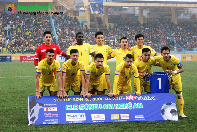 Cầu thủ SLNA tri ân thủ môn Nguyên Mạnh