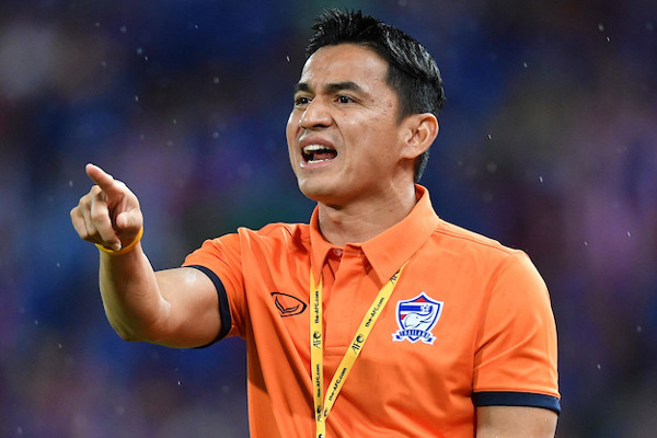 HLV Kiatisak đang trong tầm ngắm của CLB Muangthong United