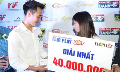 Văn Toàn dành cả 2 phần thưởng cho Thùy Trang