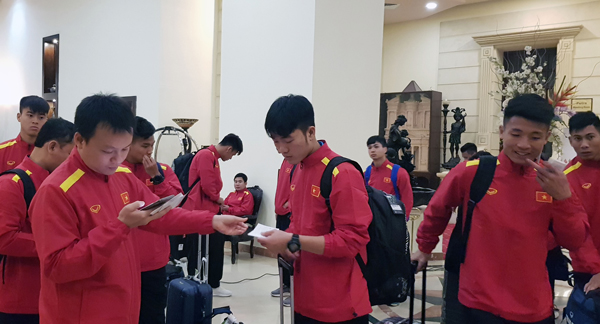 Cán bộ tiền trạm VFF trao chìa khóa phòng cho các tuyển thủ.