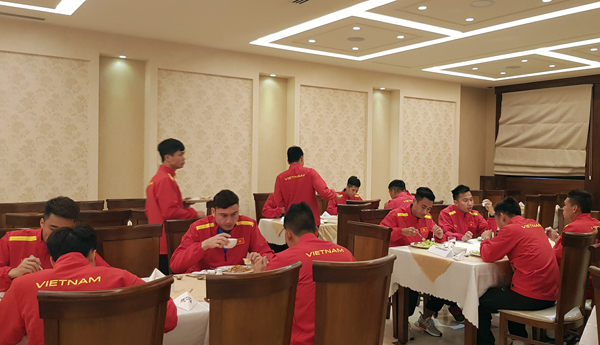 Cùng nhau dùng bữa tối.