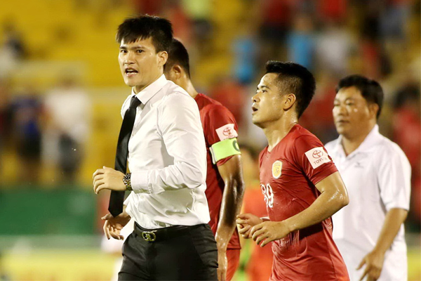 Lê Công Vinh, Lê Công Vinh chia tay TP HCM, Lê Công Vinh từ chức, V-League, tin tức V-League