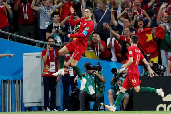 Quốc kỳ Việt Nam, Ronaldo ăn mừng hat-trick, Bồ Đào Nha, Ronaldo, Tây Ban Nha, Bồ Đào Nha 3-3 Tây Ban Nha