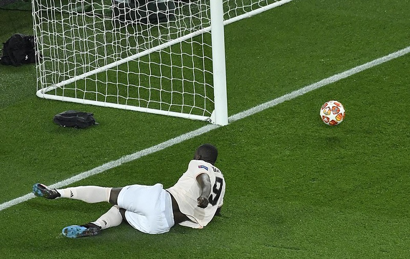 Tận dụng sai lầm của đối thủ, Lukaku băng xuống nỗ lực dứt điểm ở góc hẹp. PSG 1-3 MU, kết quả PSG 1-3 MU, tỉ số PSG 1-3 MU, kết quả C1, kết quả champions League, kết quả cúp C1