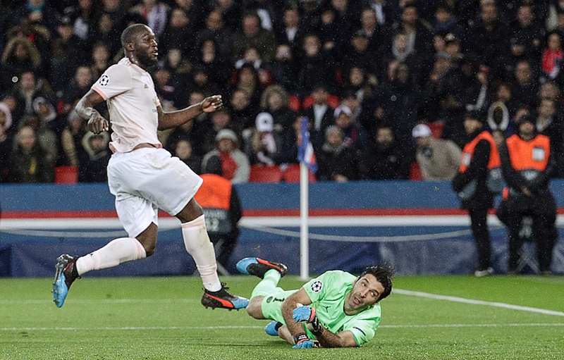 Tận dụng sau lầm của thủ môn Buffon bắt không dính bóng ở phút 30, Lukaku băng vào dứt điểm đưa MU vươn lên dẫn 2-1. PSG 1-3 MU, kết quả PSG 1-3 MU, tỉ số PSG 1-3 MU, kết quả C1, kết quả champions League, kết quả cúp C1