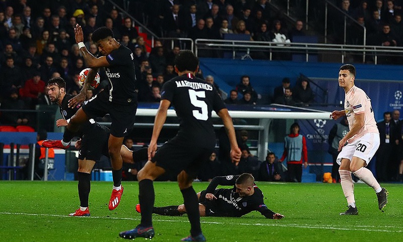 Cơn ác mộng với PSG đã đến ở phút 90+2, Dalot dứt điểm từ xa và Kimpembe trong lúc bật cao cản phá đã để tay chạm bóng ở vòng cấm địa. Sau khi nhờ VAR hỗ trợ, trọng tài xác định đó là quả penalty cho Man Utd. PSG 1-3 MU, kết quả PSG 1-3 MU, tỉ số PSG 1-3 MU, kết quả C1, kết quả champions League, kết quả cúp C1