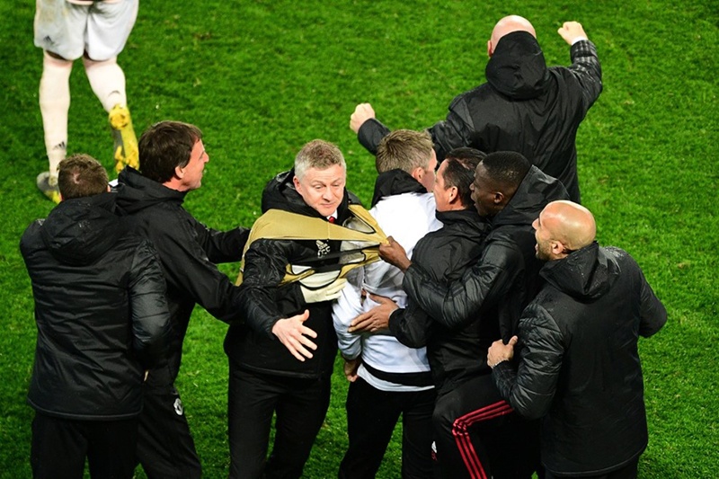 HLV Solskjaer cùng các cộng sự ăn mừng chiến thắng của Man Utd. PSG 1-3 MU, kết quả PSG 1-3 MU, tỉ số PSG 1-3 MU, kết quả C1, kết quả champions League, kết quả cúp C1