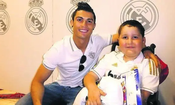 Ronaldo và cậu bé mắc bệnh hiểm nghèo. Ảnh: Twitter Ronaldo, câu chuyện về Ronaldo, Juventus, siêu sao Ronaldo, video Ronaldo, Real Madrid