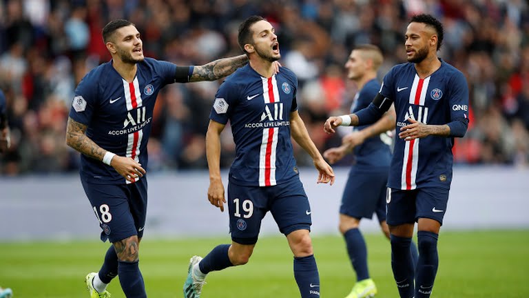 Các cầu thủ PSG ăn mừng bàn thắng