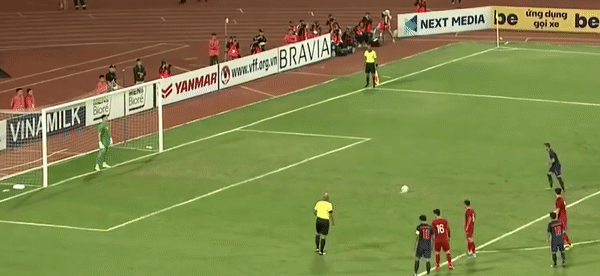 VIDEO: Thủ môn Việt Nam 'phản xạ như điện', hay không kém De Gea và Neuer