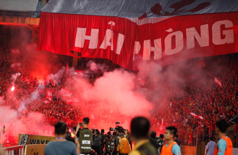 Vietnam v-league flare sticks