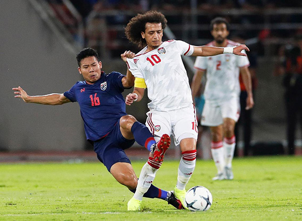 Coach Bert Van Marwijk is criticized for replacing Omar Abdulrahman before the game is over.