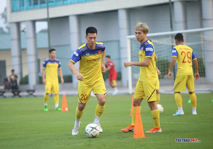 Huy Hung (left) will be eliminated from the list of Park Hang-seo