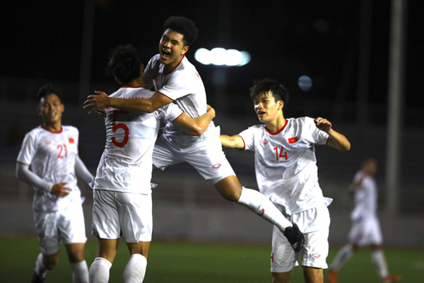 U22 Vietnam celebrated after the goal to defeat U22 Singapore.